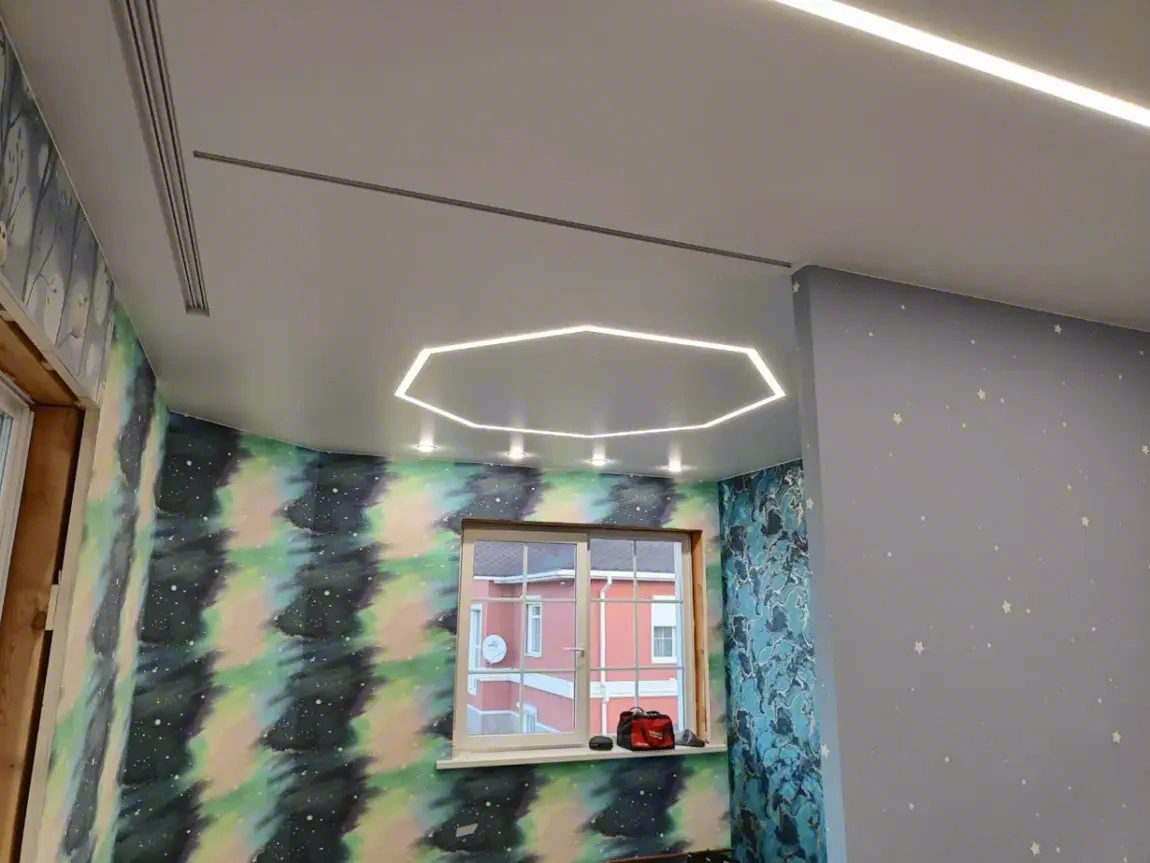 Потолок со световыми линиями в гостиной — Иркутск
