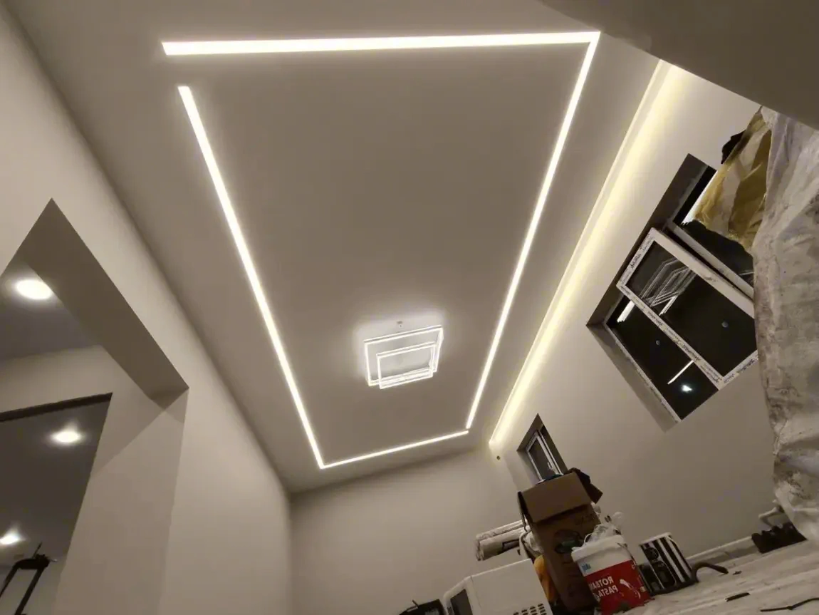 Световые линии на натяжном потолке в Иркутске — работа №22