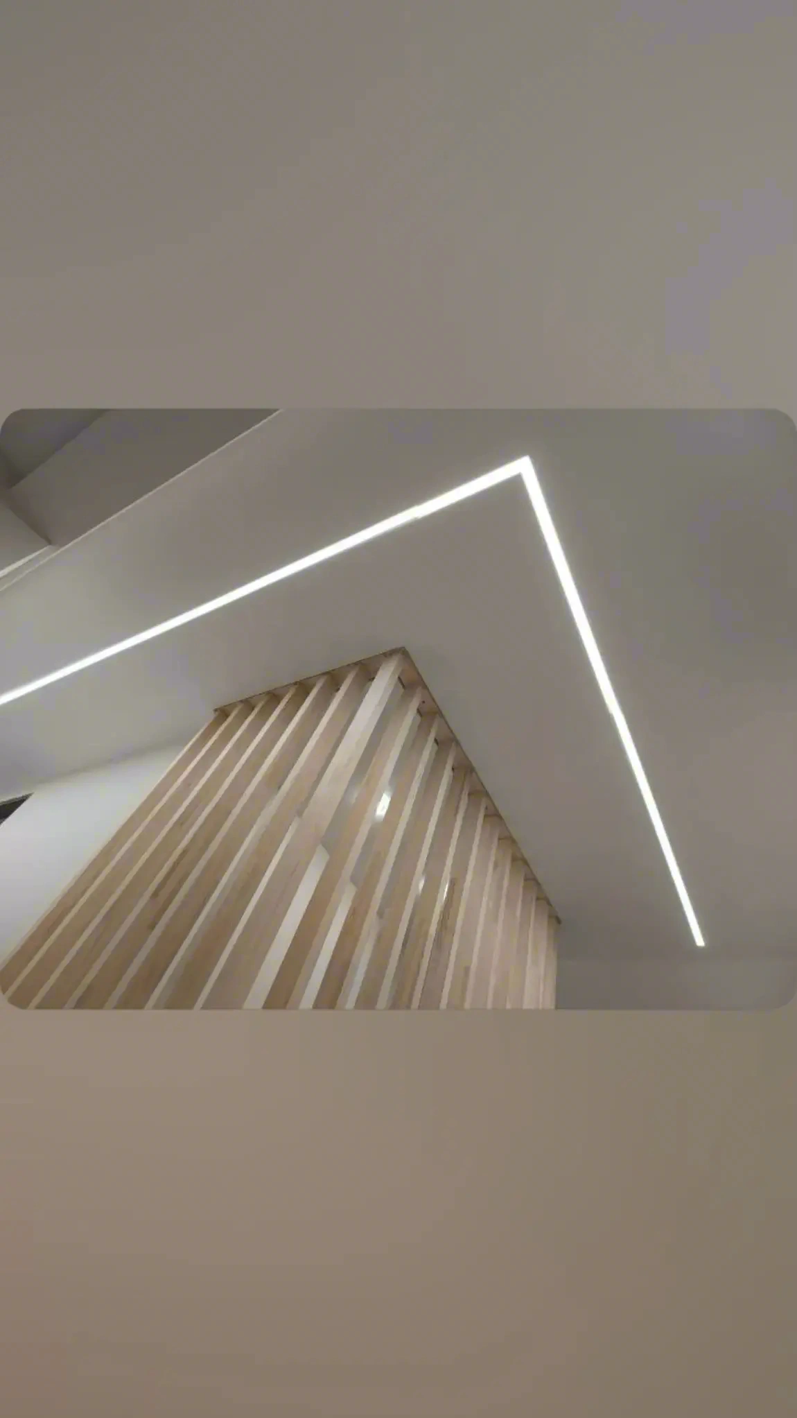 Натяжной потолок со световыми линиями — фото установки