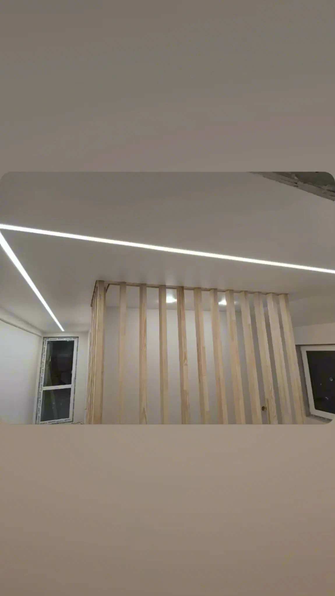 Геометрические световые линии на потолке — фото из Иркутска