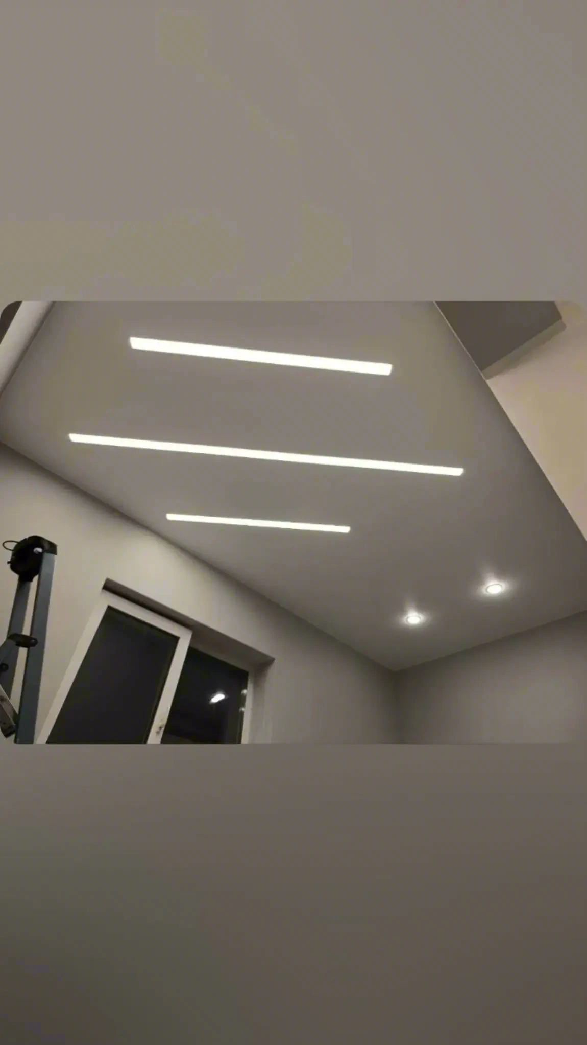 Контрастные световые линии на натяжном потолке — фото