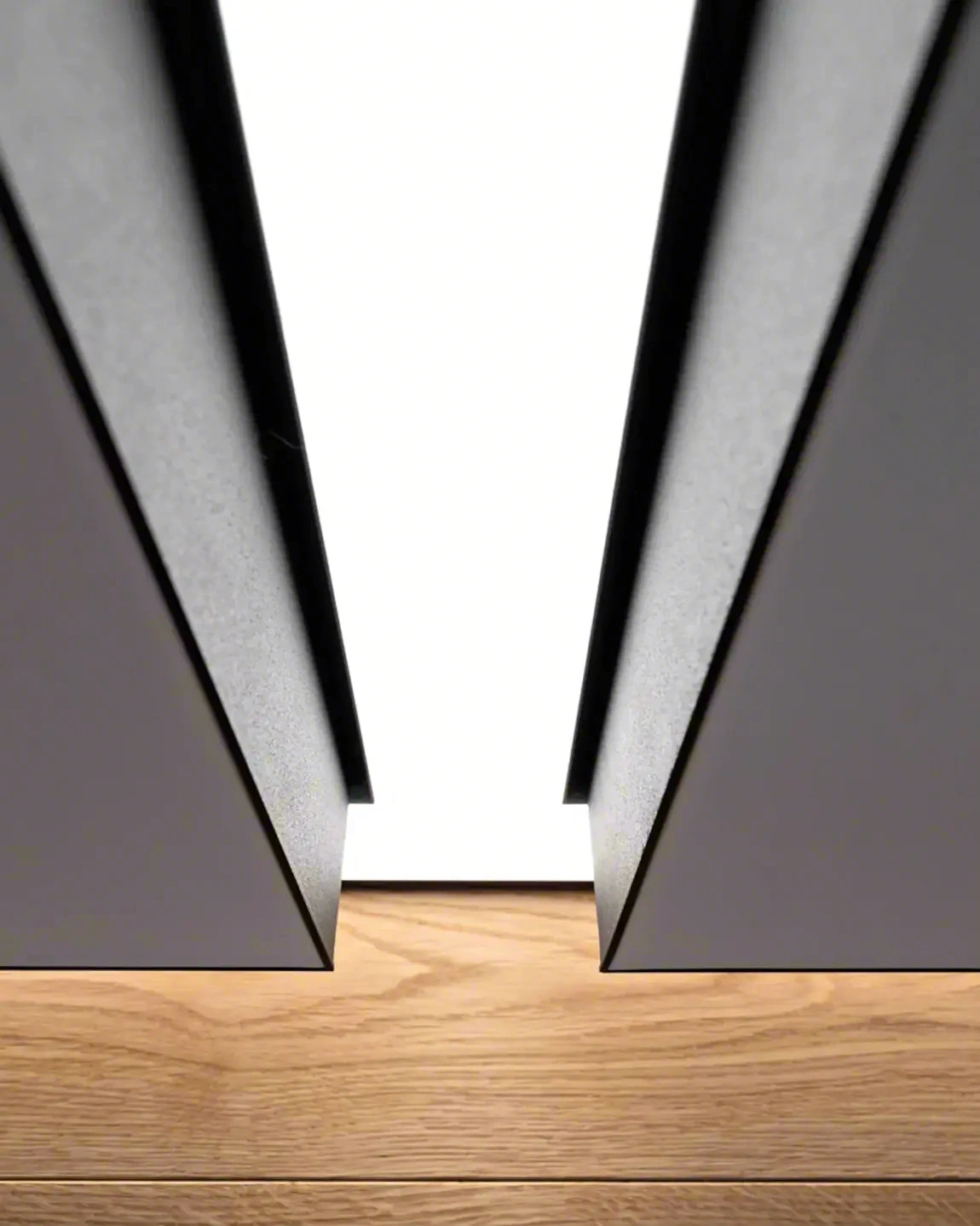 Контрастные световые линии на натяжном потолке — фото