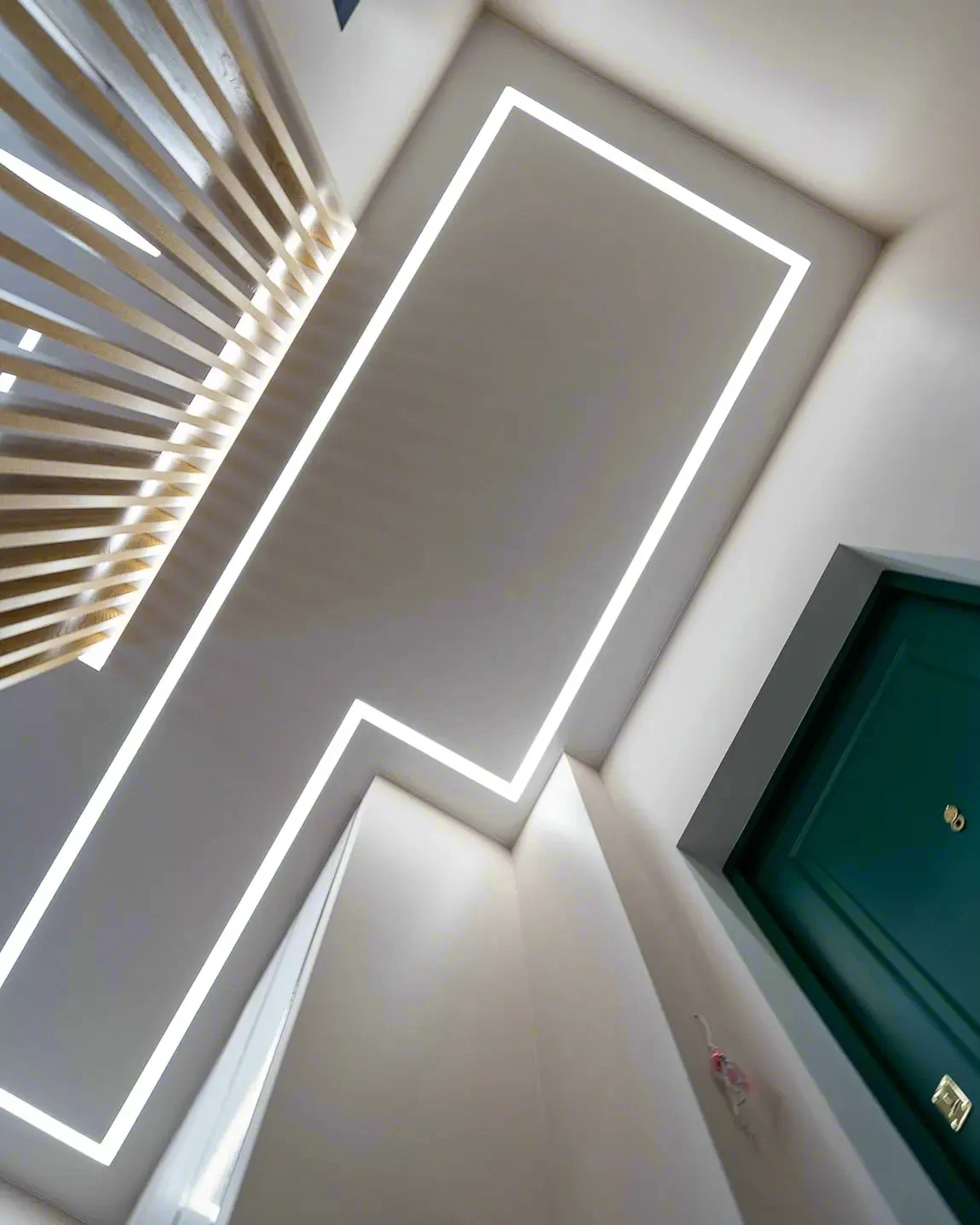 Световые линии на потолке — современный дизайн в Иркутске