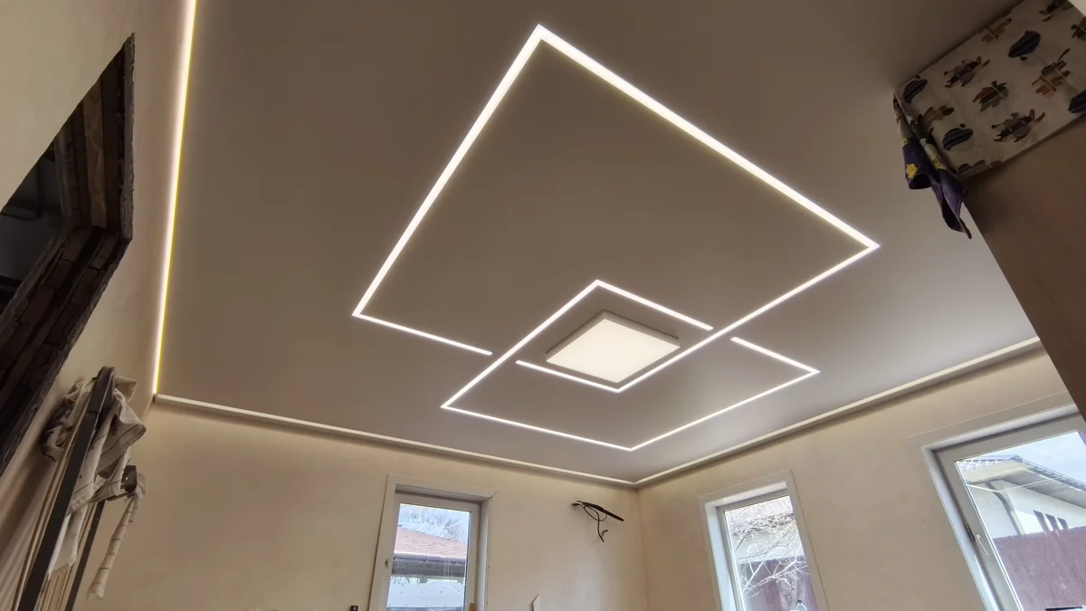 Световые линии на натяжном потолке — работа №38