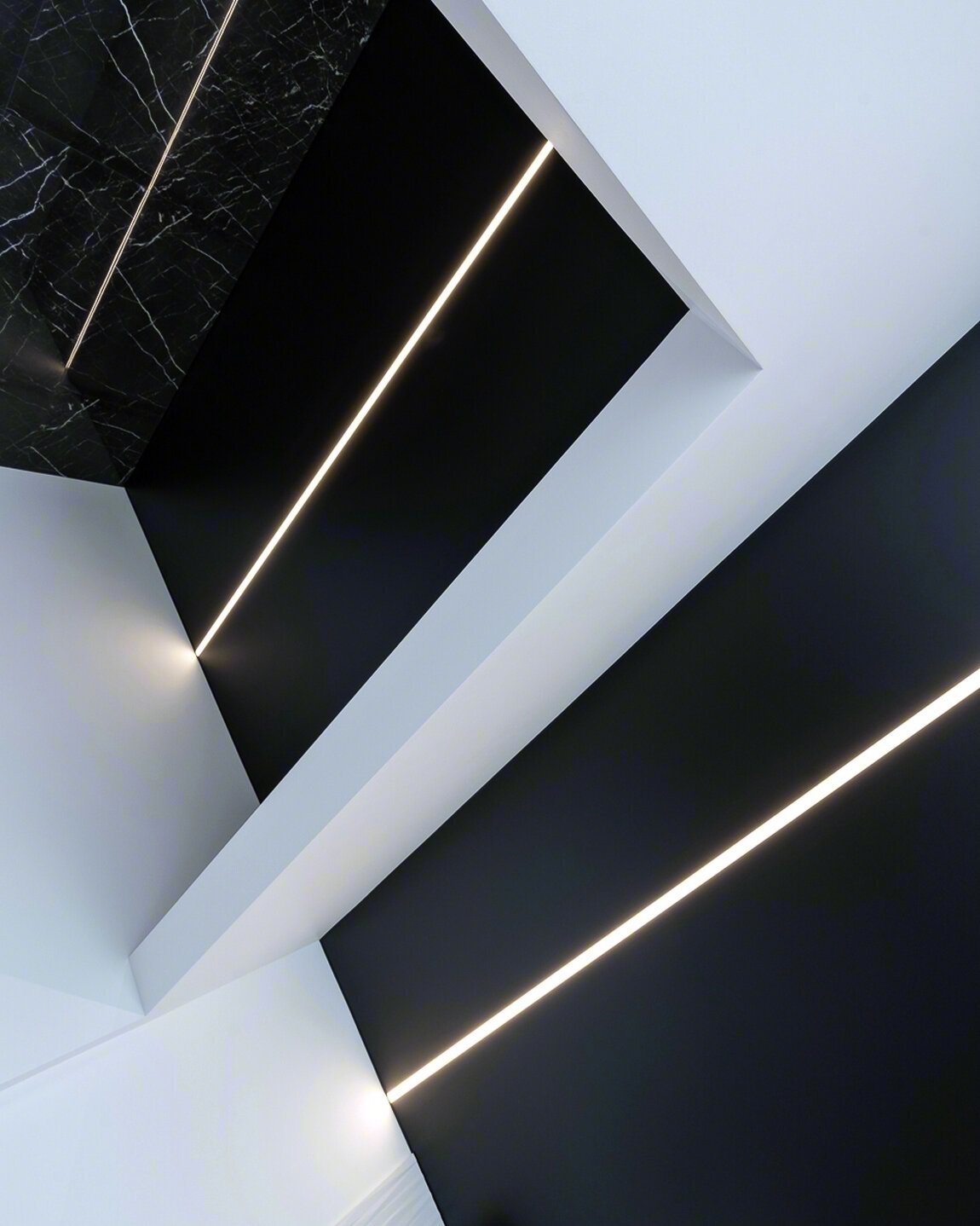 Контрастные световые линии на натяжном потолке — чёрное полотно с LED-подсветкой