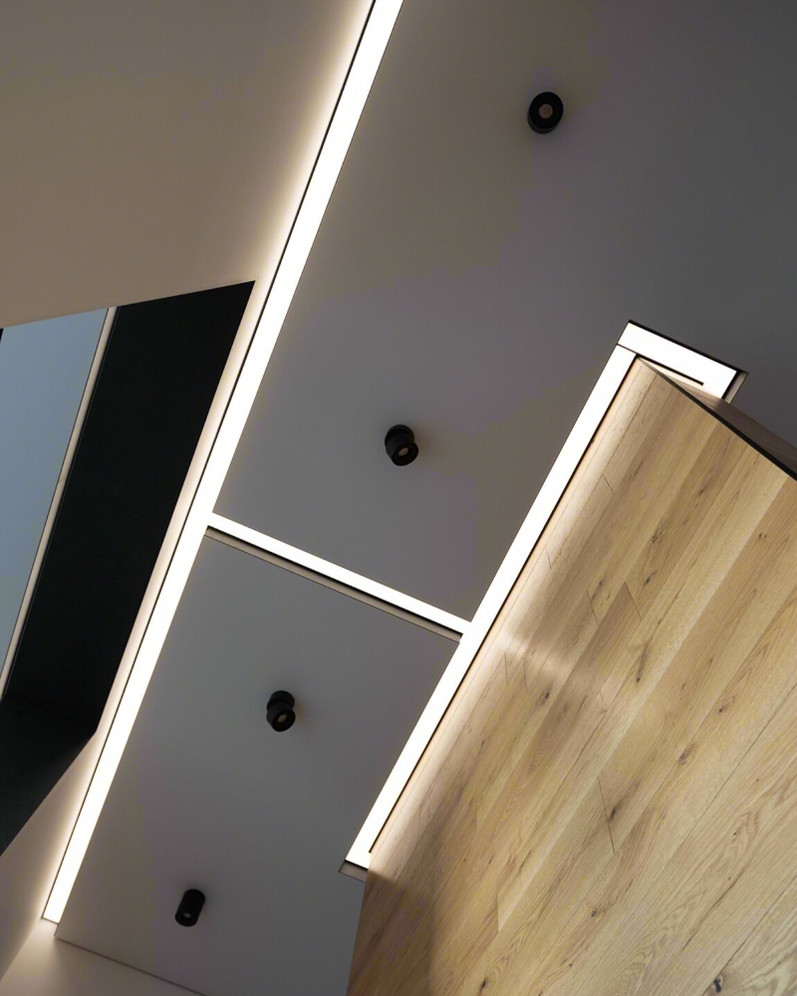 Световые линии на натяжном потолке с зонированием — геометрический узор с точечными светильниками