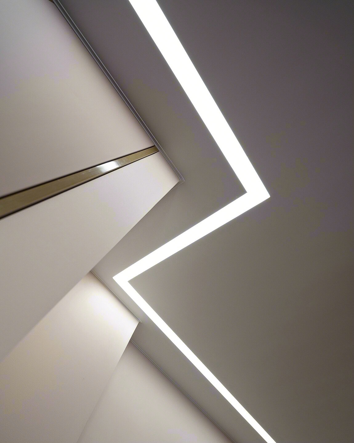 Геометрическая световая линия на натяжном потолке — зигзаг с LED-подсветкой