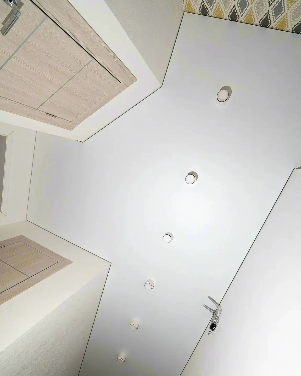 Теневой зазор на натяжном потолке — результат установки в Иркутске