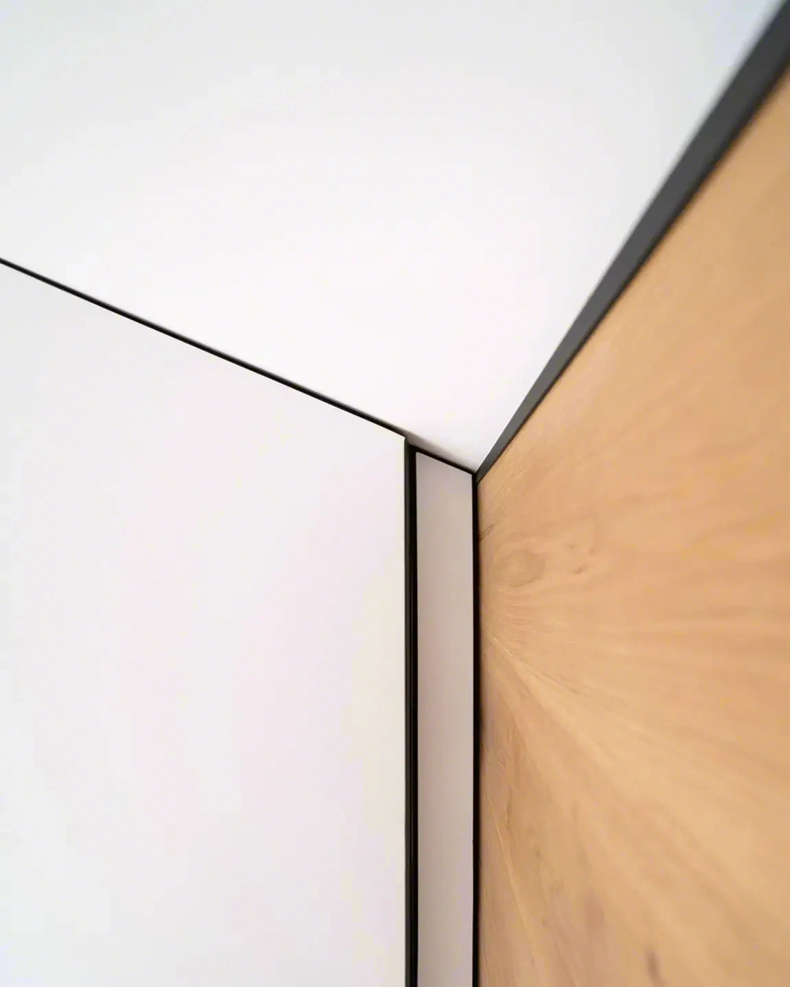 Натяжной потолок с теневым профилем — фото работы