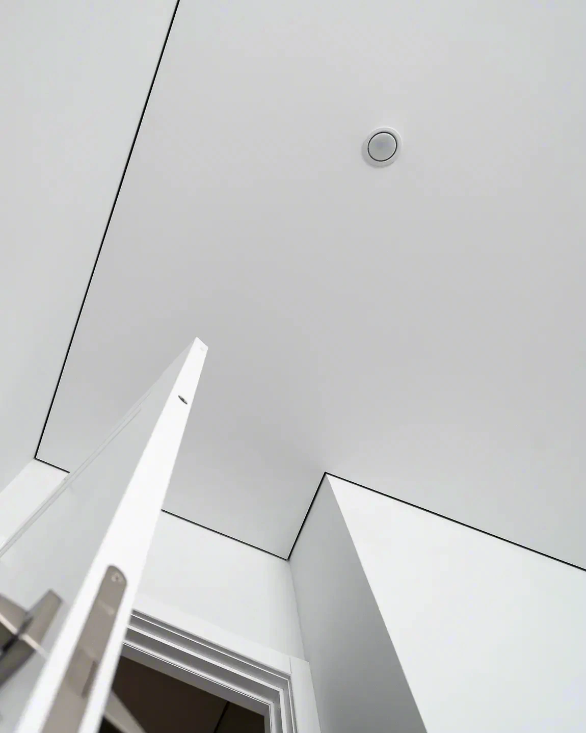 Теневой потолок в современном интерьере — Иркутск