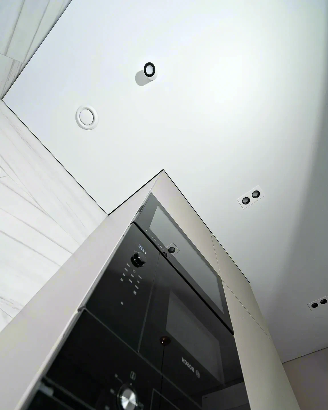 Теневой потолок с эффектом парения — фото монтажа