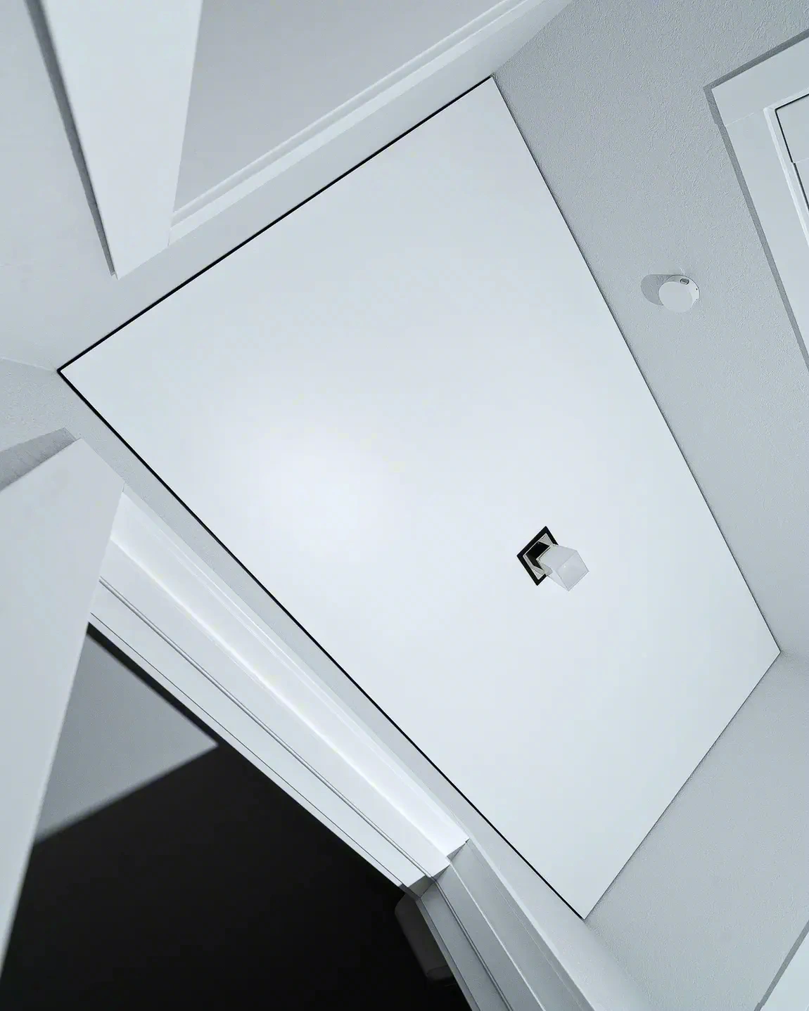 Натяжной потолок с теневым профилем — фото работы