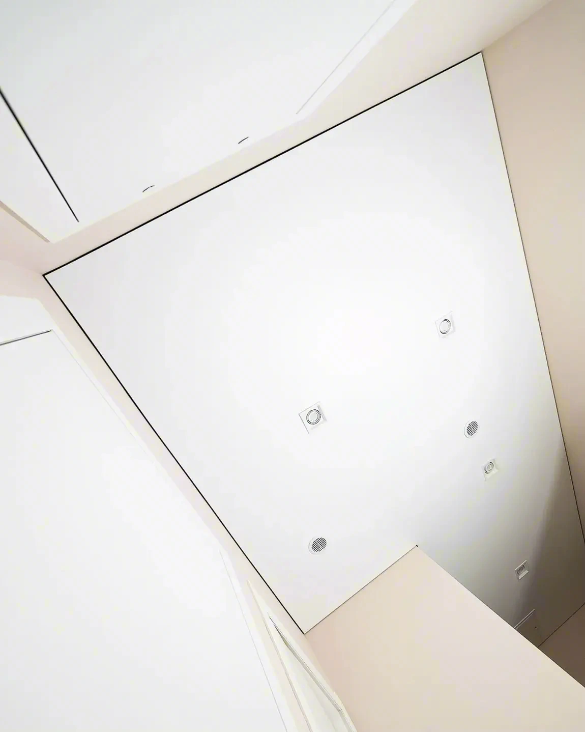 Теневой потолок в современном интерьере — Иркутск