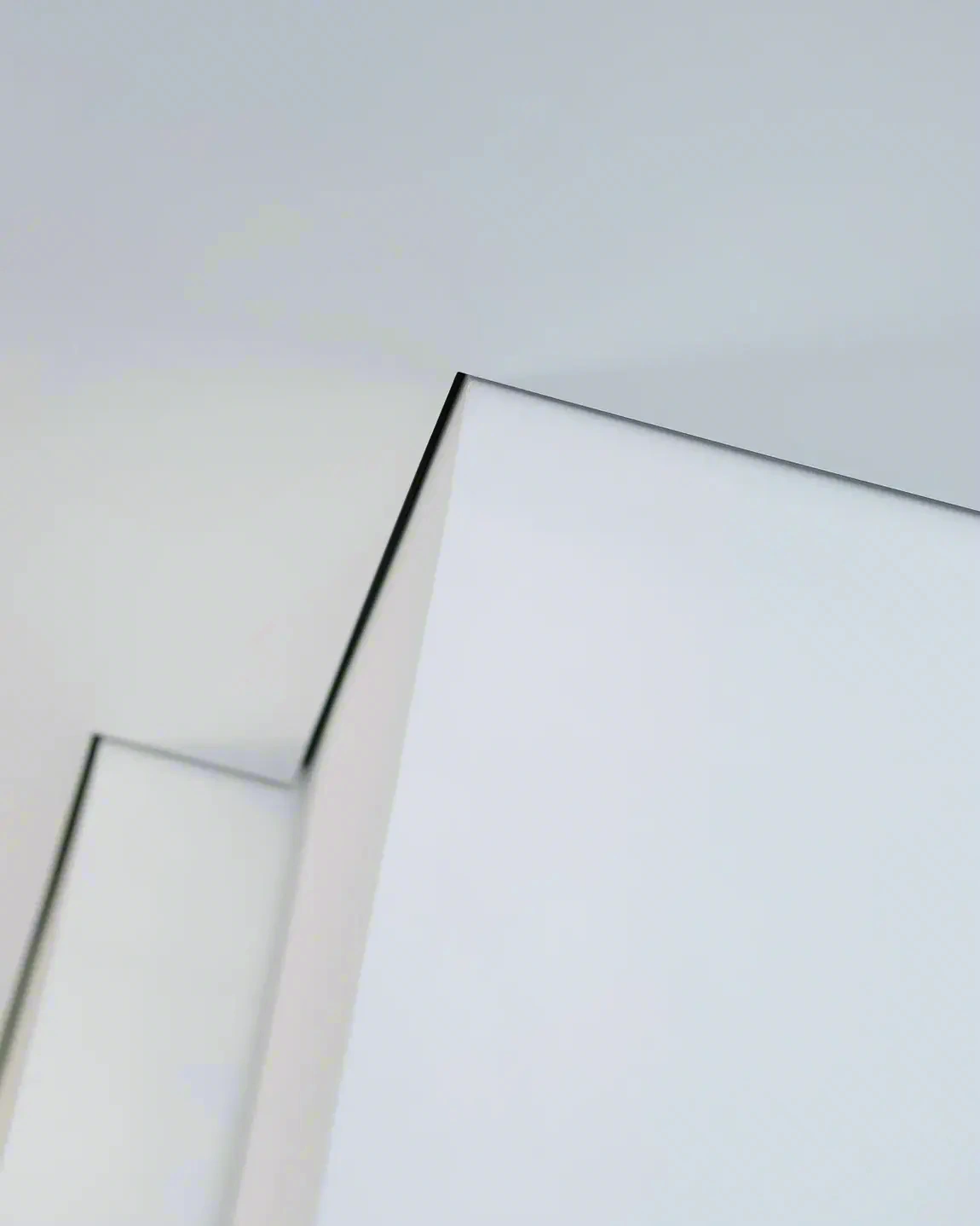 Стильный теневой натяжной потолок — установка в Иркутске