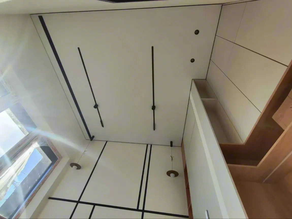 Теневой зазор на натяжном потолке — результат установки в Иркутске