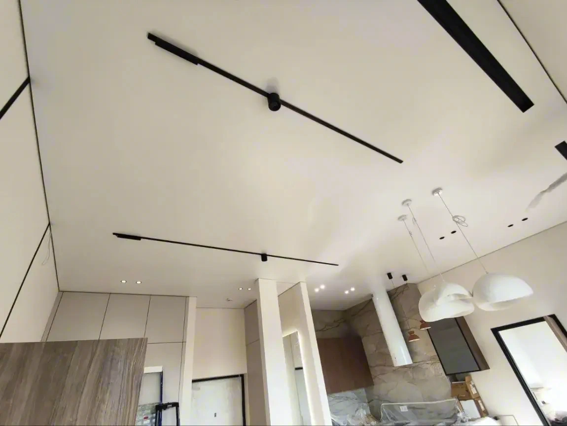 Натяжной потолок с теневым профилем — фото работы