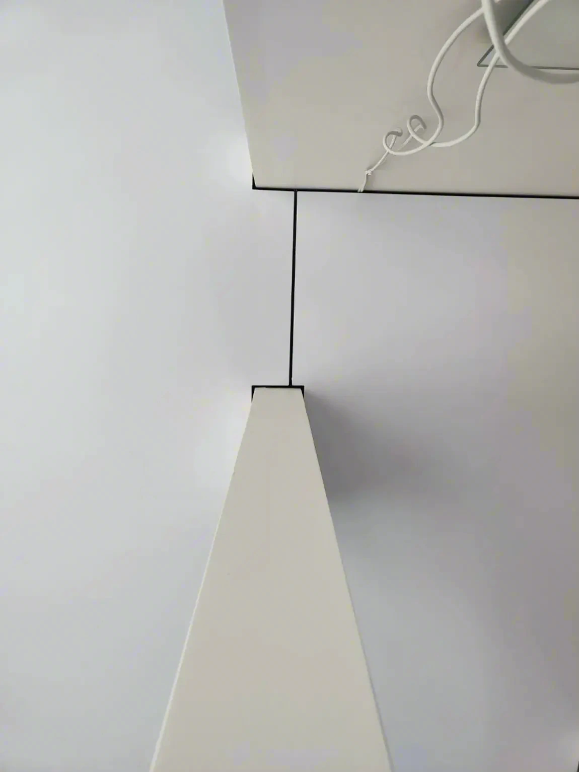 Теневой потолок с эффектом парения — фото монтажа