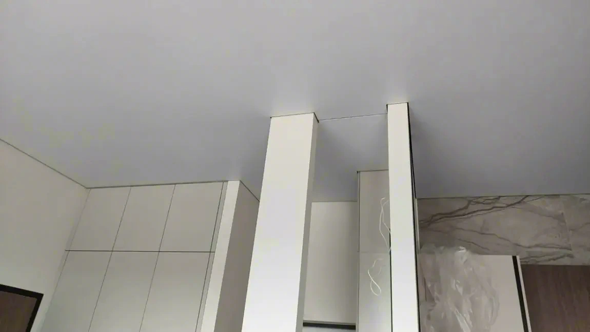 Теневой зазор на натяжном потолке — результат установки в Иркутске