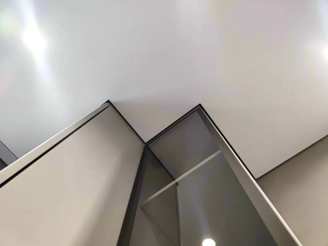 Теневой потолок в современном интерьере — Иркутск