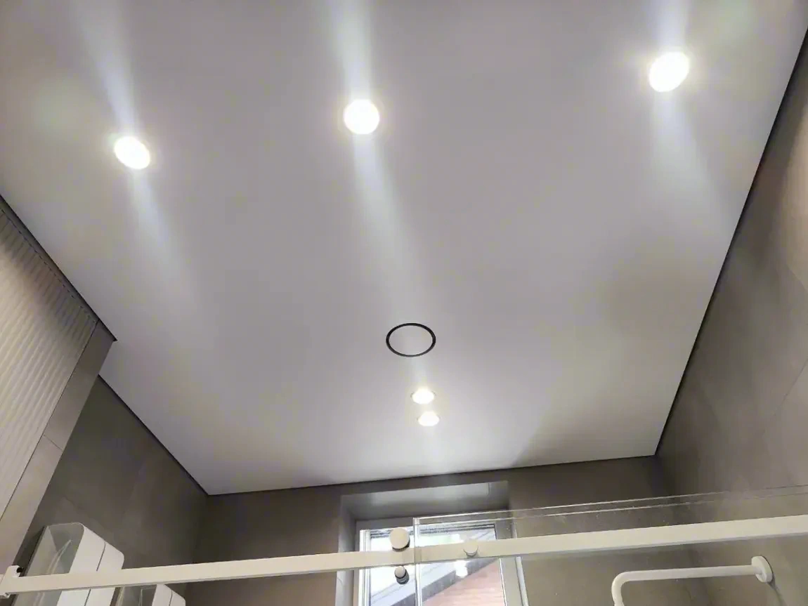 Стильный теневой натяжной потолок — установка в Иркутске