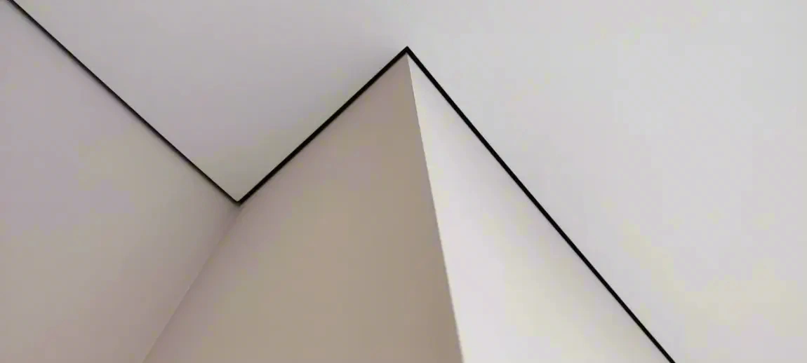 Теневой потолок с эффектом парения — фото монтажа