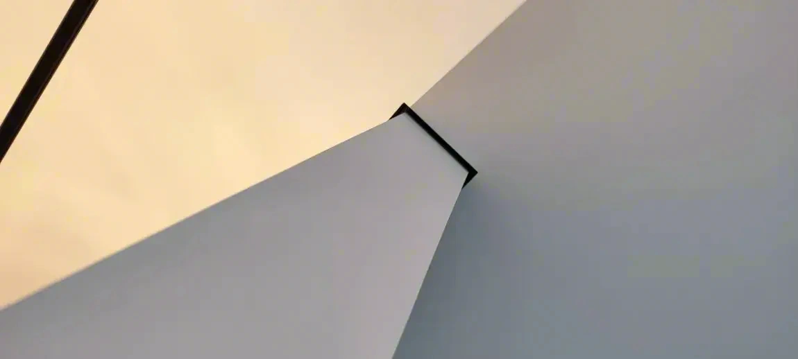 Теневой зазор на натяжном потолке — результат установки в Иркутске