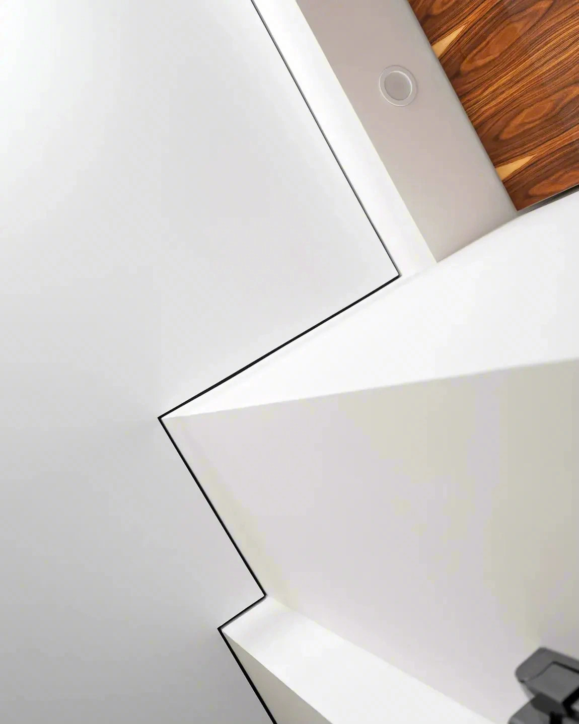 Натяжной потолок с теневым профилем — фото работы