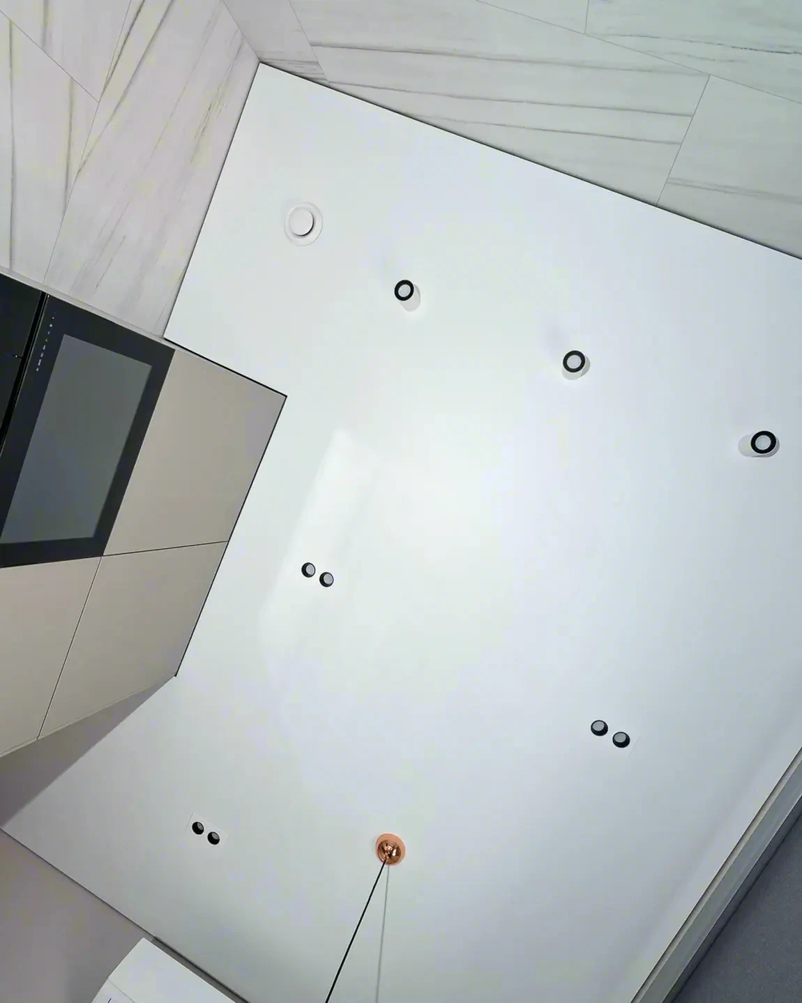 Стильный теневой натяжной потолок — установка в Иркутске