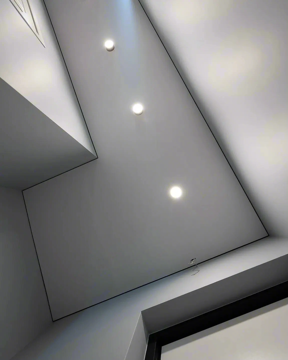 Теневой потолок с эффектом парения — фото монтажа