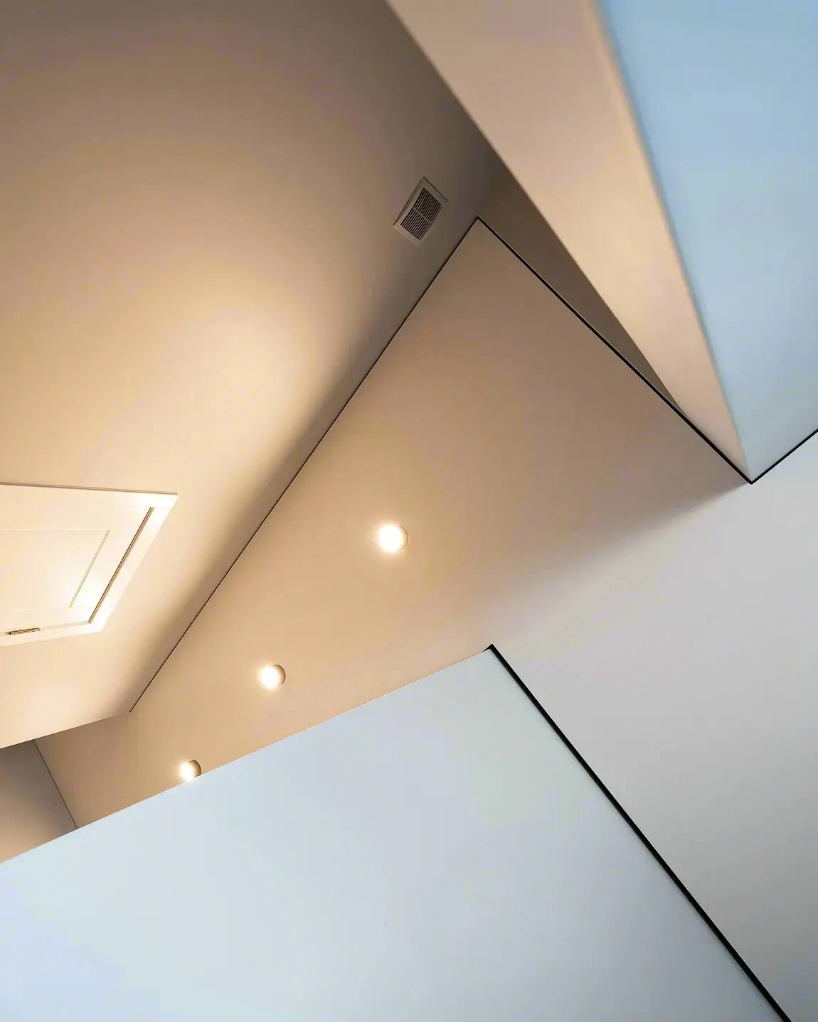 Стильный теневой натяжной потолок — установка в Иркутске