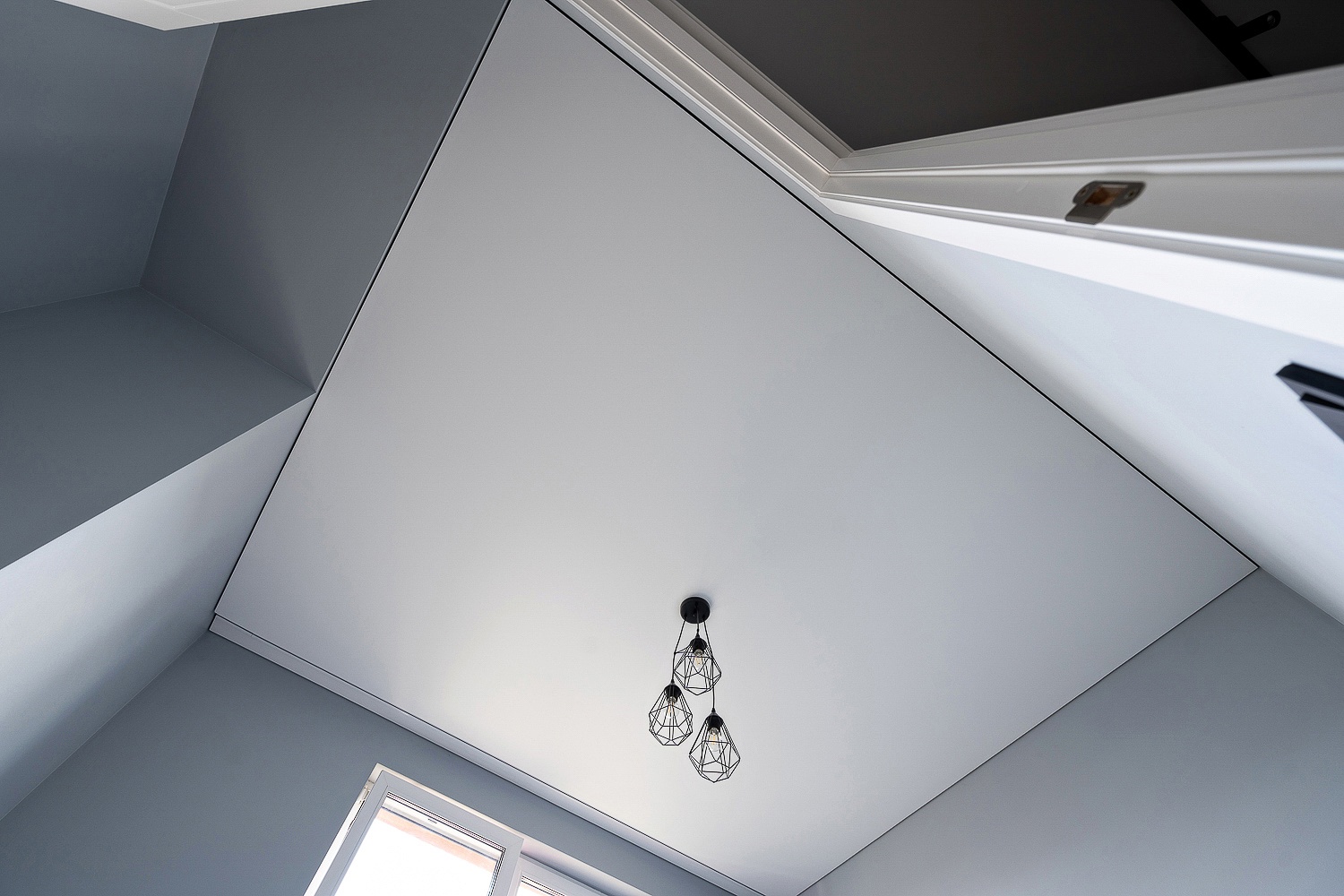 Теневой натяжной потолок в интерьере