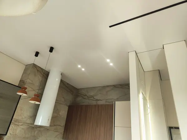 Тканевый натяжной потолок на кухне — матовая поверхность без бликов