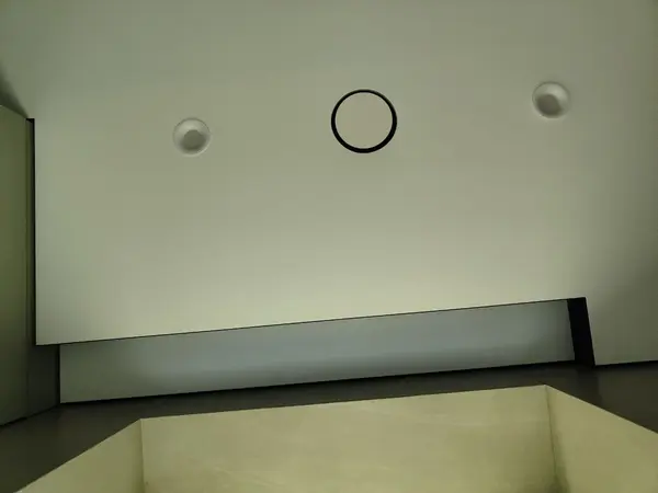 Серый тканевый потолок со встроенными точечными светильниками и световой панелью