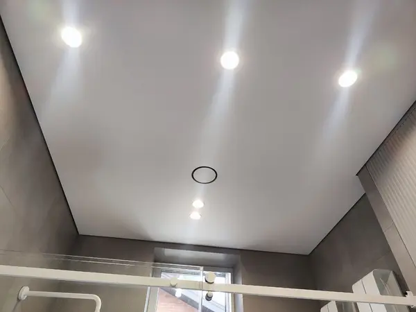 Тканевый натяжной потолок в ванной комнате — белое дышащее полотно без конденсата