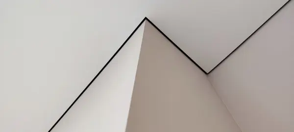 Тканевый потолок в минималистичном интерьере — геометрический вид снизу