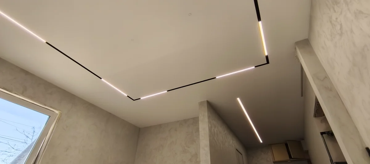 Трековое освещение на натяжном потолке — работа №28