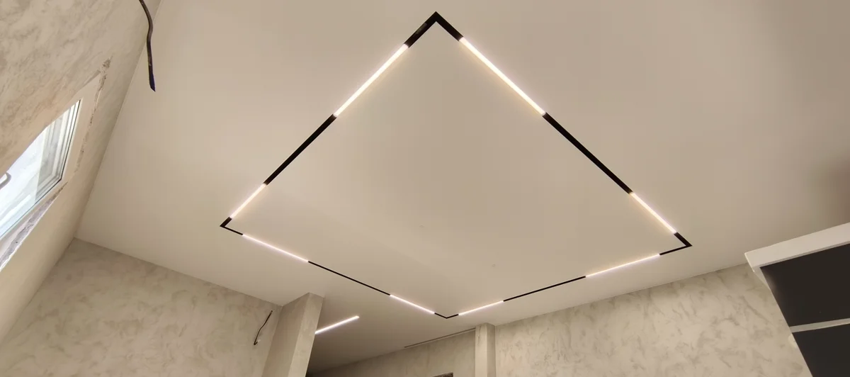 Трековое освещение на натяжном потолке — работа №29
