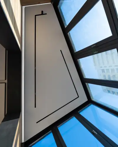 Трековое освещение для натяжного потолка — пример работы 4