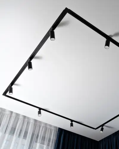 Трековое освещение для натяжного потолка — пример работы 5