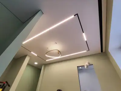 Трековое освещение для натяжного потолка — пример работы 3