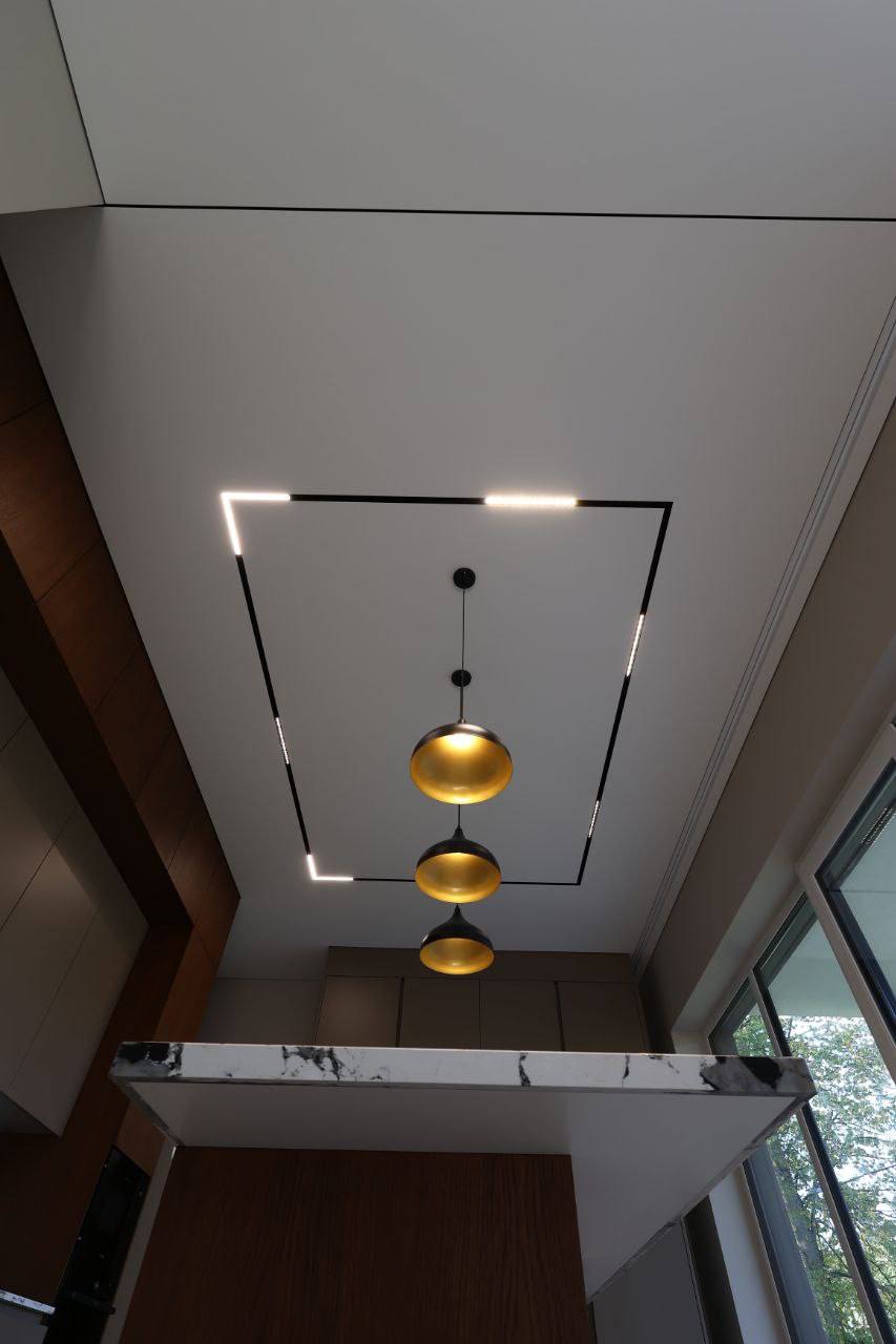 Натяжной потолок на кухне