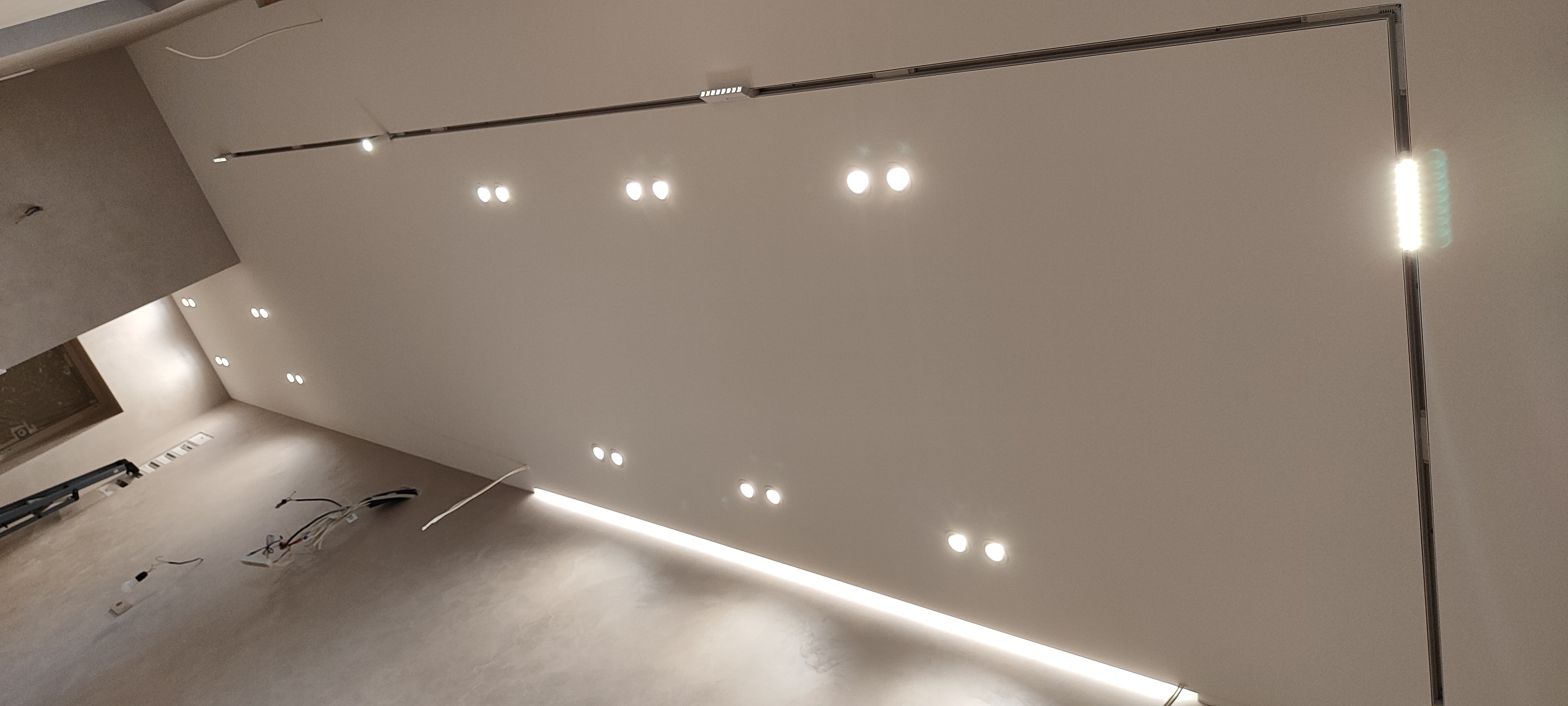 Натяжной потолок в прихожей