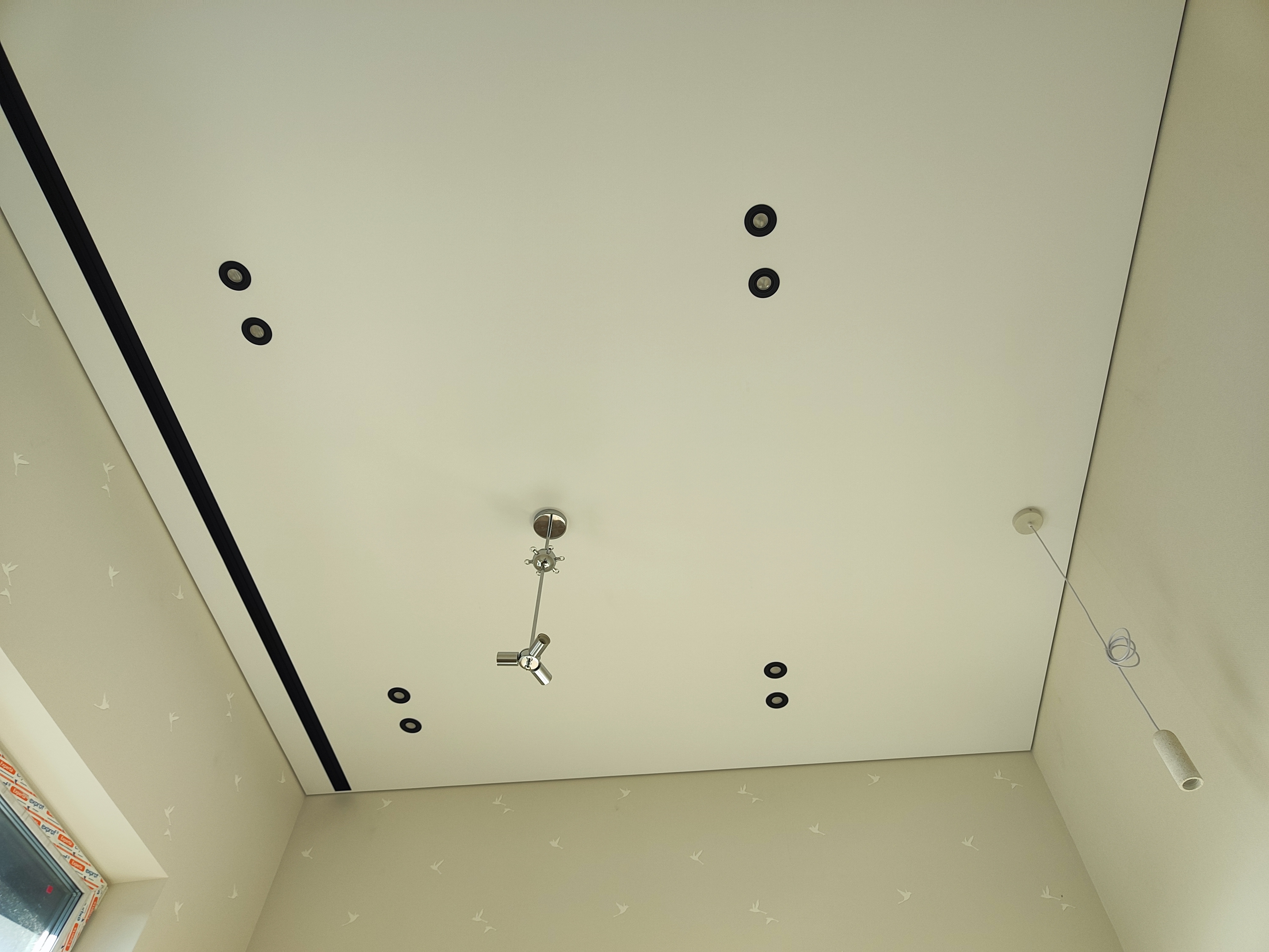 Натяжной потолок в спальне