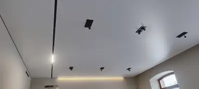 Натяжной потолок в гостиной — пример 1