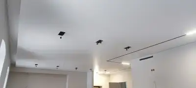 Натяжной потолок в гостиной