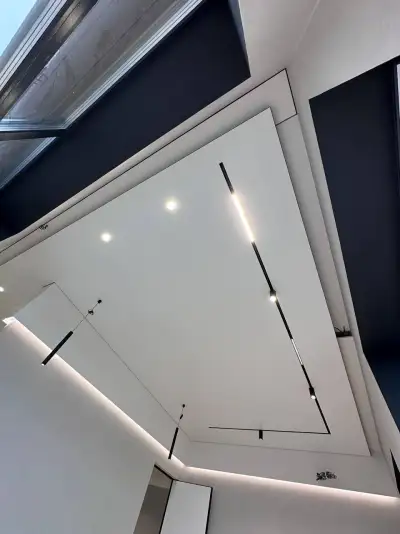 Натяжной потолок в гостиной — пример 3