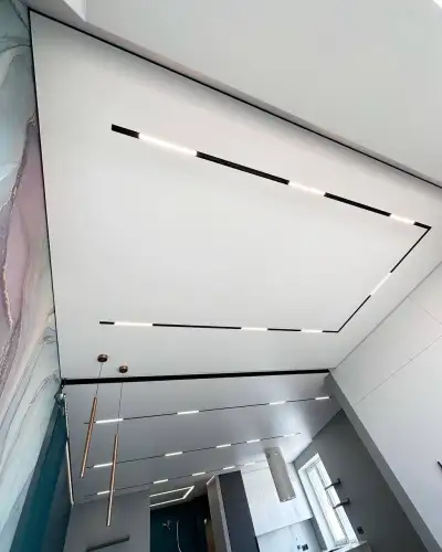 Натяжной потолок в гостиной — пример 4