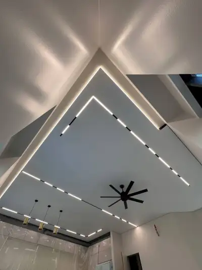 Натяжной потолок в гостиной — пример 5