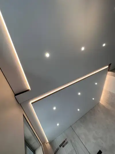 Натяжной потолок в гостиной — пример 6