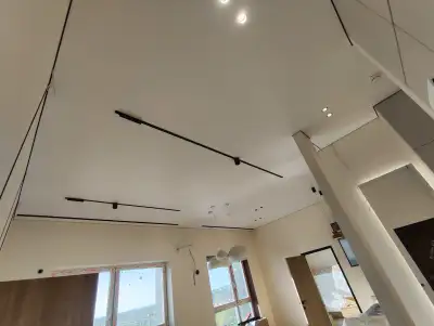 Натяжной потолок в гостиной — пример 7